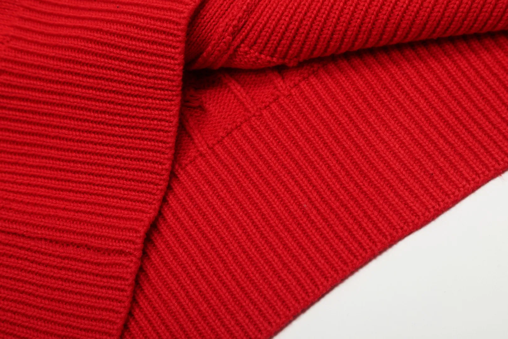 P250 Top quality" Style number: DS113# (not off the shelves all year round) [Ralph Lauren large V-neck solid color pony embroidered logo twist knitted cardigan] ✅Ralph Lauren classic basic versatile goddess style large V-neck knitted cardigan jacket ✅Main supply platform live broadcast Wholesale entities Replenish when out of stock Not off the shelves ✅ZP quality 1:1 version Scan the code to enter the GF website Counter quality ✅Detailed quality is the only one in Guangzhou Imported quality cotton yarn, focusing on high-end, cost-effective, good quality needless to say ✅The version is restored to the original order, the maximum size can be worn up to 160 pounds, loose, comfortable and stress-free ✅The upper body is simple and easy to match, ootd must-have style, good-looking clothes are never picky, a must-have in the goddess' wardrobe. Size: S-XL Color: Black White Gray Light Blue Khaki Pink Yellow Chinese Red Navy Blue White Label Navy Blue Red Label